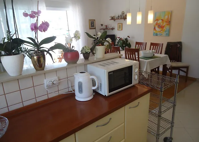 M. De Dominisa 5 Apartman Rab Town