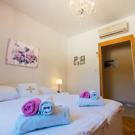 M. De Dominisa 5 Apartment