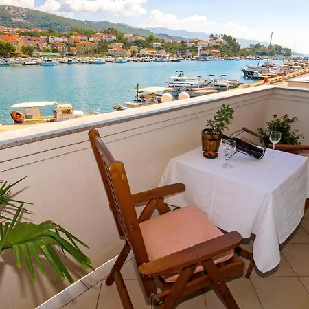 M. De Dominisa 5 Apartman Rab Town