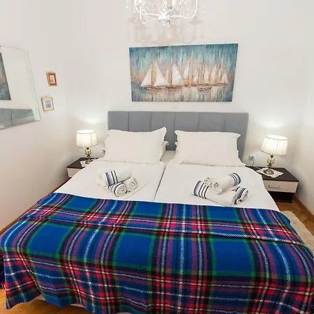 M. De Dominisa 5 Apartment *